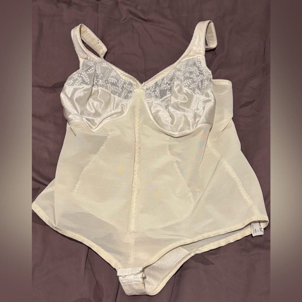 Glamor-Trol Elegant Cream Lace Bodshaper - 46D